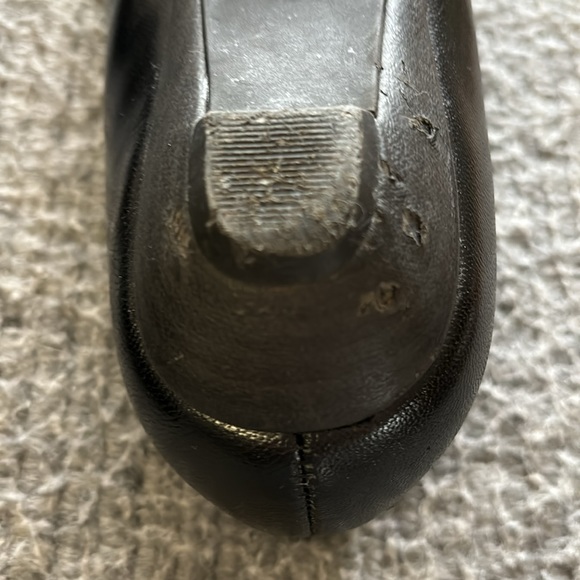 BANDOLINO Black leather kitten heel flats.  Size 6M - Picture 7 of 11